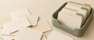 Разрозненные карточки рядом с органайзером, где карточки разложены по разделам